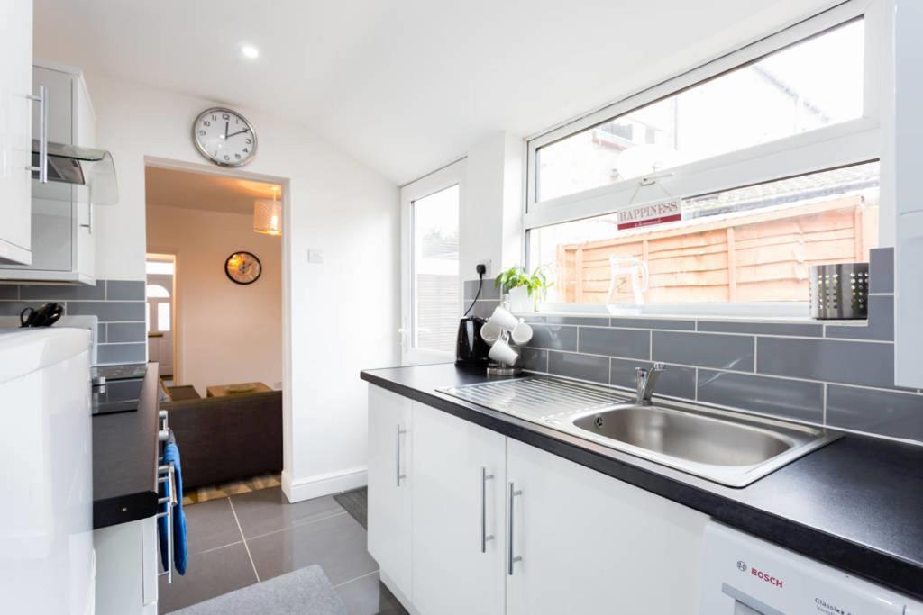 Ashton House - Stylish 2 Bedroom House, Close To Luton Town Center & Airport Esterno foto